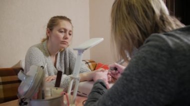 Kadın ve Manikürcü