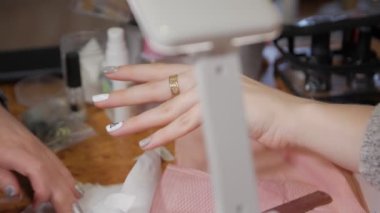 Noel Ağacı Tırnakları Çiziyor