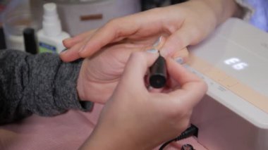 Hasarlı Çivi Manikürü