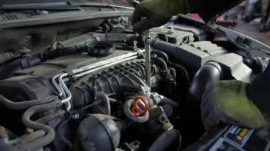 Araba Motoru Kuruluyor