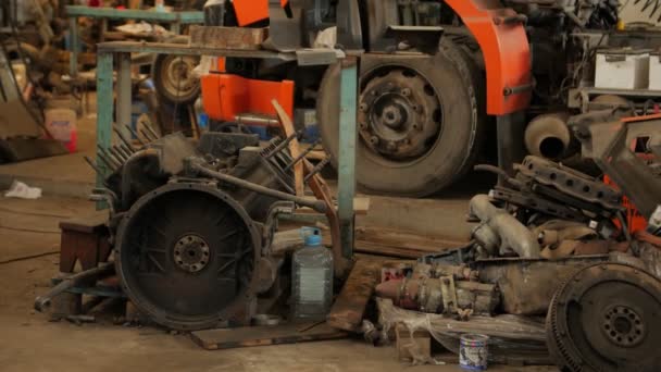 Motor de caminhão desmontado — Vídeo de Stock