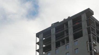 Tamamlanmamış Apartman ve Gökyüzü