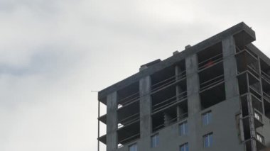 Bitmemiş Apartman Binası ve Duman