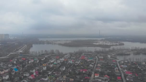 Zimní jezero a soukromé domy — Stock video