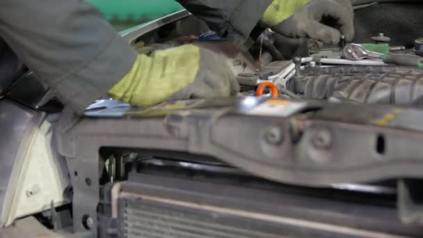 Mekaniker reparera bil — Stockvideo