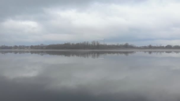 Mist over het meer en het eiland — Stockvideo