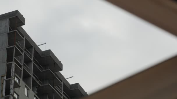 Edificio de apartamentos Construcción inacabada — Vídeos de Stock