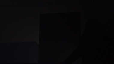 Karanlıktaki El feneri