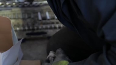 Araba Servis Tamircisi Eldivenli Eller