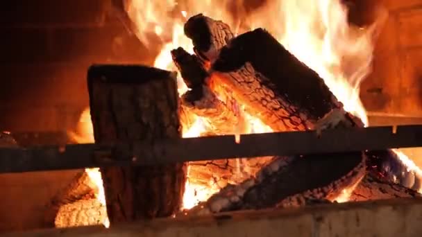 Le feu dans la cheminée Gros plan — Video