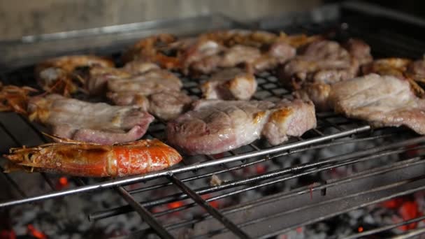 Camarones y filetes a la parrilla — Vídeos de Stock