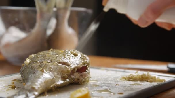 Kochen von öligem Fisch — Stockvideo