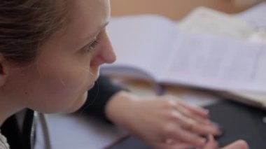 Laptop ve Belgelerle Çalışan Kadın