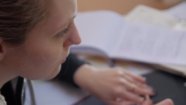 Mujer Trabajando con Laptop y Documentos — Vídeos de Stock