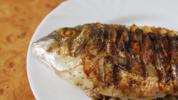 Smažená ryba na talíři — Stock video
