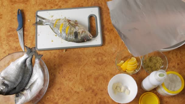 Peşte de gătit pentru coacere — Videoclip de stoc