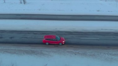Kırmızı Araba Kış Sürüşü