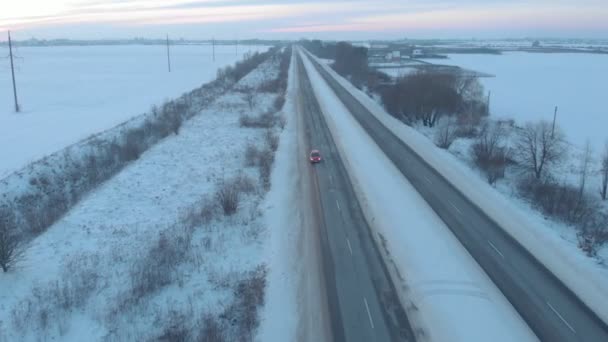 Rode auto op Snow Road Luchtfoto — Stockvideo