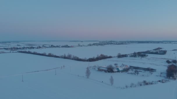 Sneeuwveld bij zonsondergang — Stockvideo