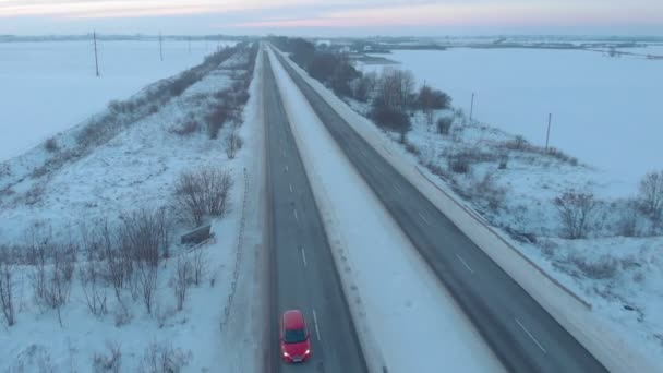 Kırmızı Araba Kar Yolu — Stok video