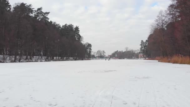 Folk går på den frusna sjön — Stockvideo