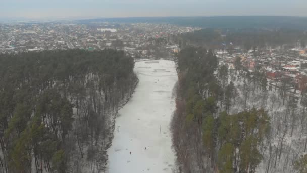 Bosque congelado río y pueblo — Vídeos de Stock