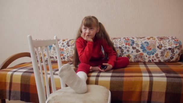 骨折した脚を持つ女の子 — ストック動画