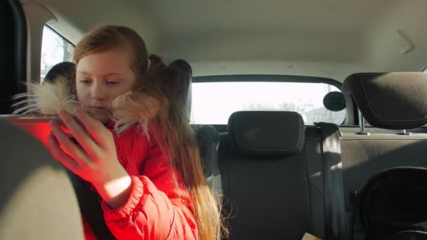 Petite fille en voiture avec téléphone — Video