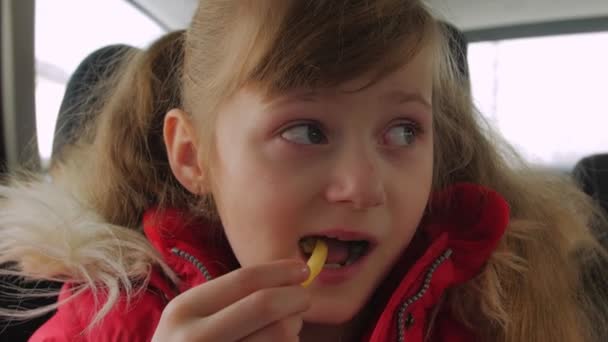 Bambino ragazza mangiare in macchina — Video Stock