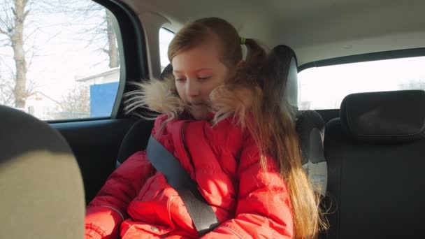Menina criança no carro com telefone — Vídeo de Stock