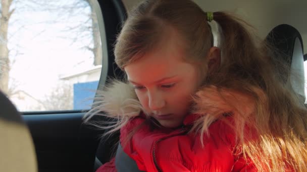 Enfant fille assis dans la voiture — Video