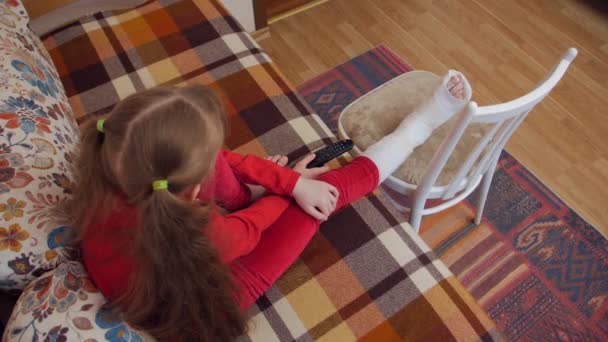 Menina doente assistindo TV — Vídeo de Stock