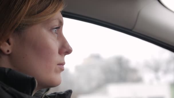 Jeune femme au volant — Video