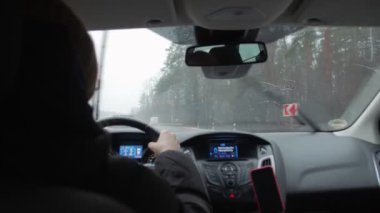 Otobanda Araba Süren Kadın