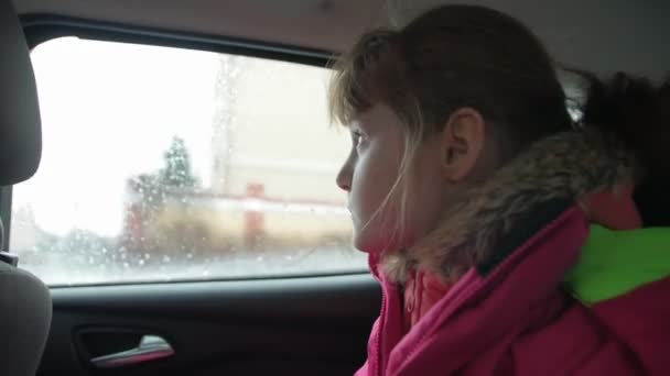 Petite fille en voiture — Video