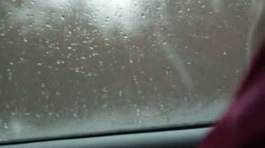 Çocuk bardağa parmağıyla çizer