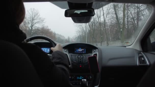 Jeune femme voiture de conduite — Video