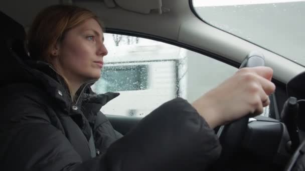 Jeune femme conduisant la voiture — Video