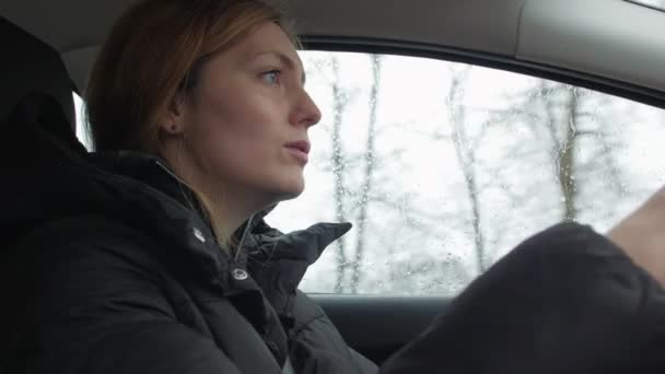 Femme conduisant la voiture et chantant — Video