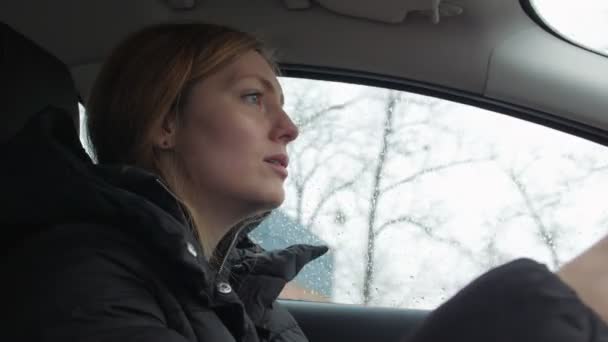 Femme chantant conduisant une voiture — Video