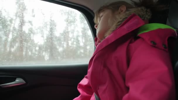 Сумна маленька дівчинка в машині — стокове відео