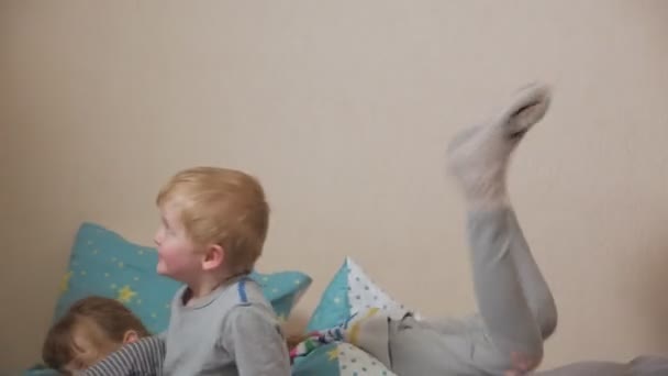 Çocuklar Yatakta Zıplıyor — Stok video