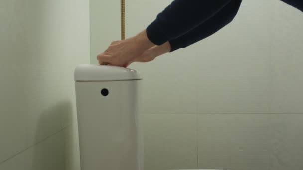 Openen van de toiletpot — Stockvideo
