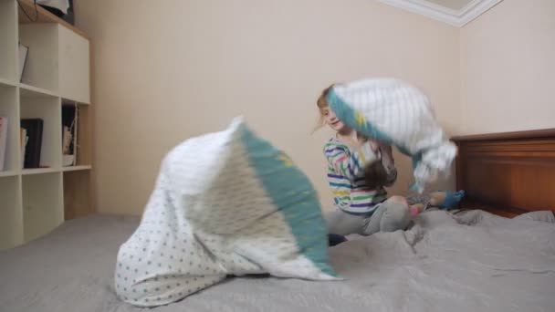 Children Fight With Pillows — Stock Video