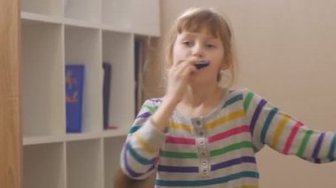 Mızıka çalan Mutlu Kız