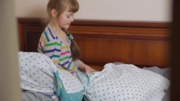 Дети дурачатся на кровати — стоковое видео