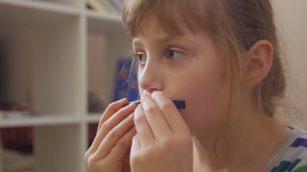 Triste fille jouant l'harmonica — Video