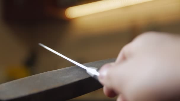 부엌용 칼을 날카롭게 만드는 일 — 비디오