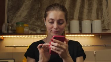 Genç Kadın Telefonu Kullan