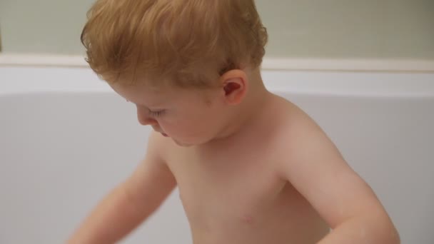 Småbarn pojke i badrummet — Stockvideo